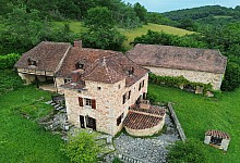Near FIGEAC authentic stone ensemble, house, barn on 3 ha of land