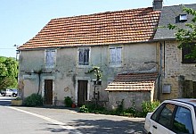 In Périgord Noir, 5 mn from MONTIGNAC-LASCAUX, house to renovate entirely on the village square of AUBAS.