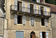 In Périgord Noir, in Montignac-Lascaux, within walking distance of shops, town house with approx. 200 m2 living space and small outdoor area. Needs updating. Rental potential.