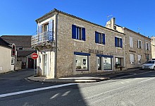 In Périgord Noir, halfway between Périgueux and Brive and 15 minutes from Montignac-Lascaux, apartment building comprising a hairdressing salon on the ground floor and a flat on the first floor.