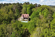 Recente Périgord woning, in een rustige heuvelachtige omgeving met uitzichten in de buurt van Montignac, 3 slaapkamers, zwembad en 3882 m² terrein.