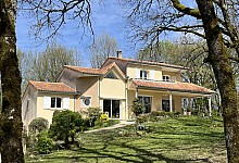 Indrukwekkende ruime woning met zwembad en tennisbaan zonder directe buren nabij alle faciliteiten in de Dordogne 
