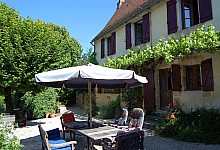 En Périgord noir, dans un petit village près de Montignac-Lascaux, maison d'habitation et grange. Terrain d'environ 6000m² (piscine hors sol).