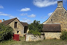 Karaktervol huis met bijgebouwen rondom een grote binnenplaats in een gehuchtje de Périgord Noir. Ideaal als sfeervol tweede huis in Frankrijk