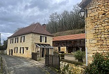 In een van de mooiste dorpjes in de Périgord Noir gelegen, natuurstenen woonhuis, schuur en bijgebouwen op 4800m2 grond.Veel potentieel!
