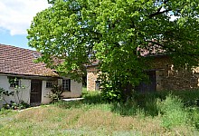 Périgord Noir, à 3 km de Montignac-Lascaux, Fermette à rénover entièrement comprenant une ancienne maison et une grande grange. Terrain de plus de 5000 m².