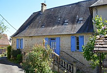 Périgord Noir, entre Montignac et Hautefort, propriété de hameau comprenant maison et dépendances sur un terrain de 3000 m² environ. Jolie vue et bonne orientation.