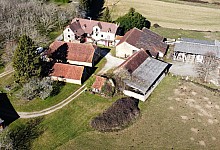 En plein coeur du " Triangle D'Or", formé par Sarlat, Montignac et Les Eyzies, ancienne ferme sur 7 hectares offrant un énorme potentiel. Possibilité de plus de terrain.