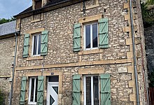 En Périgord Noir, à Montignac-Lascaux, maison de ville avec dépendance, cour et espace de parking. Potentiel investissement locatif.