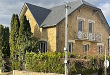 Dans le centre de Montignac-Lascaux, maison d'habitation à rénover avec potentiel locatif (appartements et / ou bureaux).