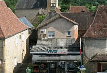 En Périgord Noir, dans le bourg d’un village de la très belle et si prisée Vallée de la Vézère, commerce (épicerie / tabac) et confortable appartement avec extérieur. Murs et fonds avec chiffre d’affaire conséquent