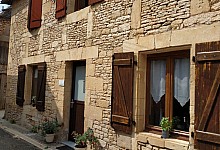 A 5 minutes de Montignac-Lascaux, dans un village typique du Périgord Noir, maison en pierre offrant 110 m² habitables avec cour.