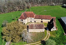 En Périgord Noir, à proximité d'un des plus beaux villages de la Vallée de la Vézère, magnifique ancien corps de ferme et ses nombreuses dépendances, à rénover, sur environ 1,5 hectare de terrain. Rare!


