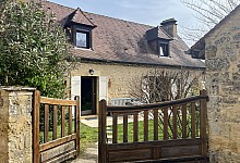 Dans un hameau calme et préservé du Périgord Noir, entre Sarlat et les Eyzies, bel ensemble composé d’une maison et d’une grande grange avec cour et jardin. 